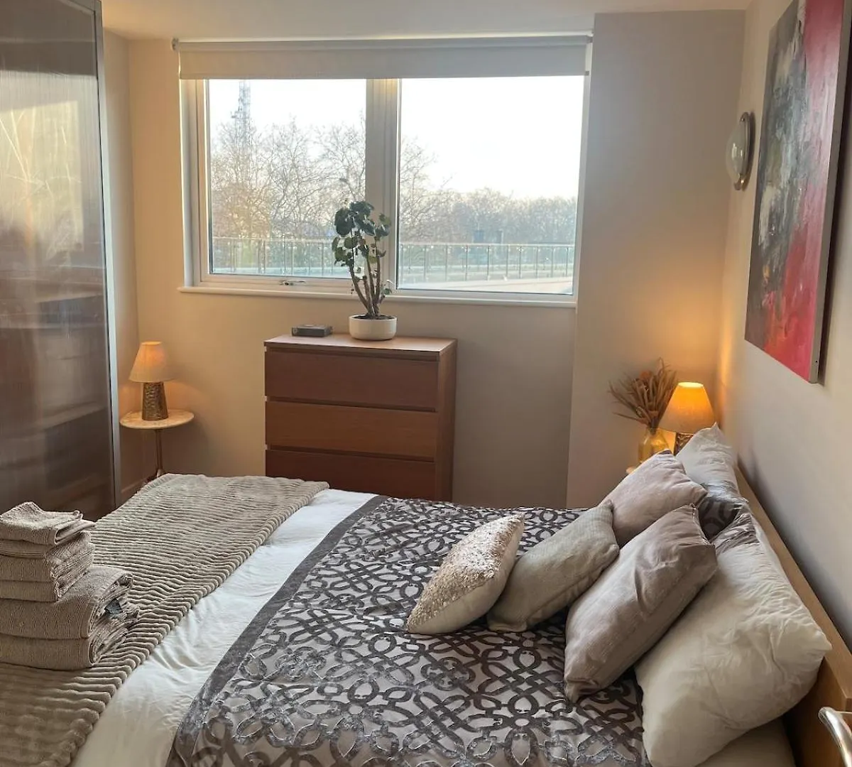 Limehouse Marina, London Large 2 Bed Apartment