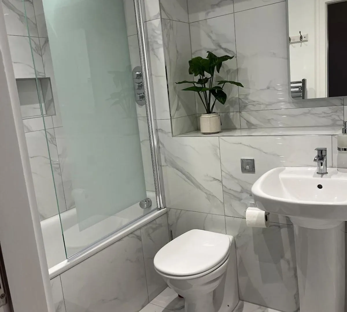 Limehouse Marina, London Large 2 Bed Apartment