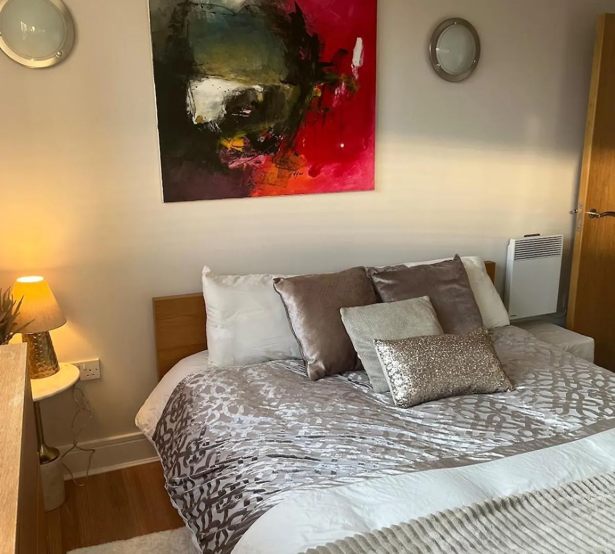Limehouse Marina, London Large 2 Bed Apartment